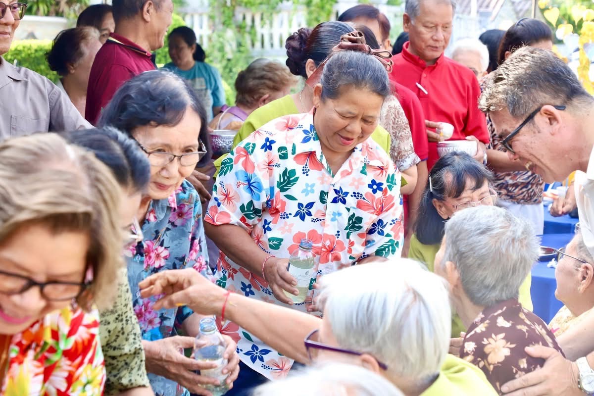 นายก อบจ.ตาก ร่วมสืบสานวัฒนธรรมประเพณีรดน้ำดำหัวขอพรผู้ใหญ่ ซ.อุดมสุข ต.น้ำรึม อ.เมือง จ.ตาก