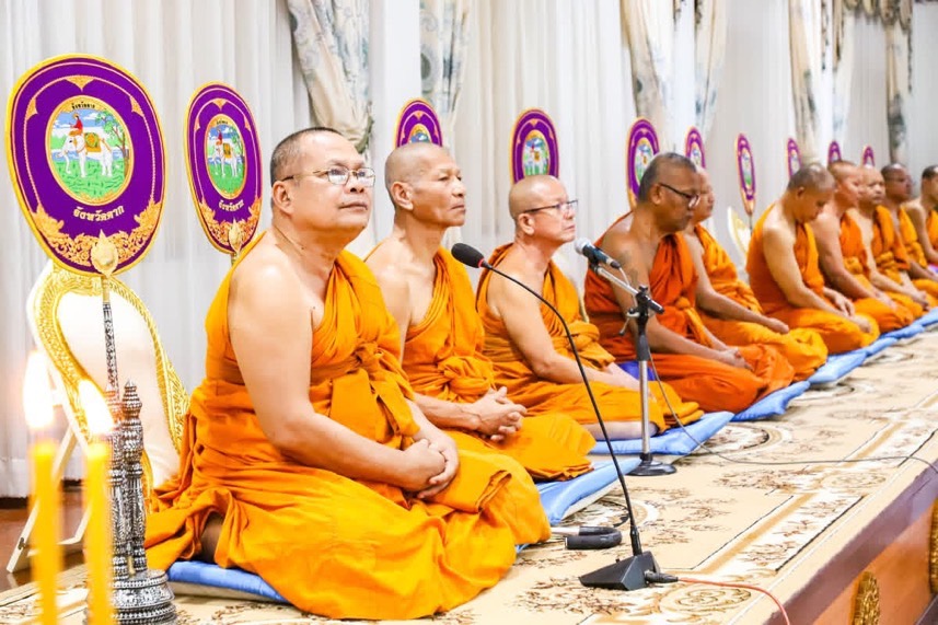 อบจ.ตาก ร่วมพิธีทำบุญตักบาตรถวายพระราชกุศล 