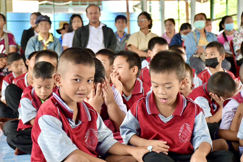 นายก อบจ.ตาก (นายกจอย) มอบสื่อการเรียนการสอน (ครุภัณฑ์กีฬา) เครื่องเล่นสนาม โรงเรียนบ้านท่าไม้แดง ด้วยงบประมาณสนับสนุน 100,000 บาท