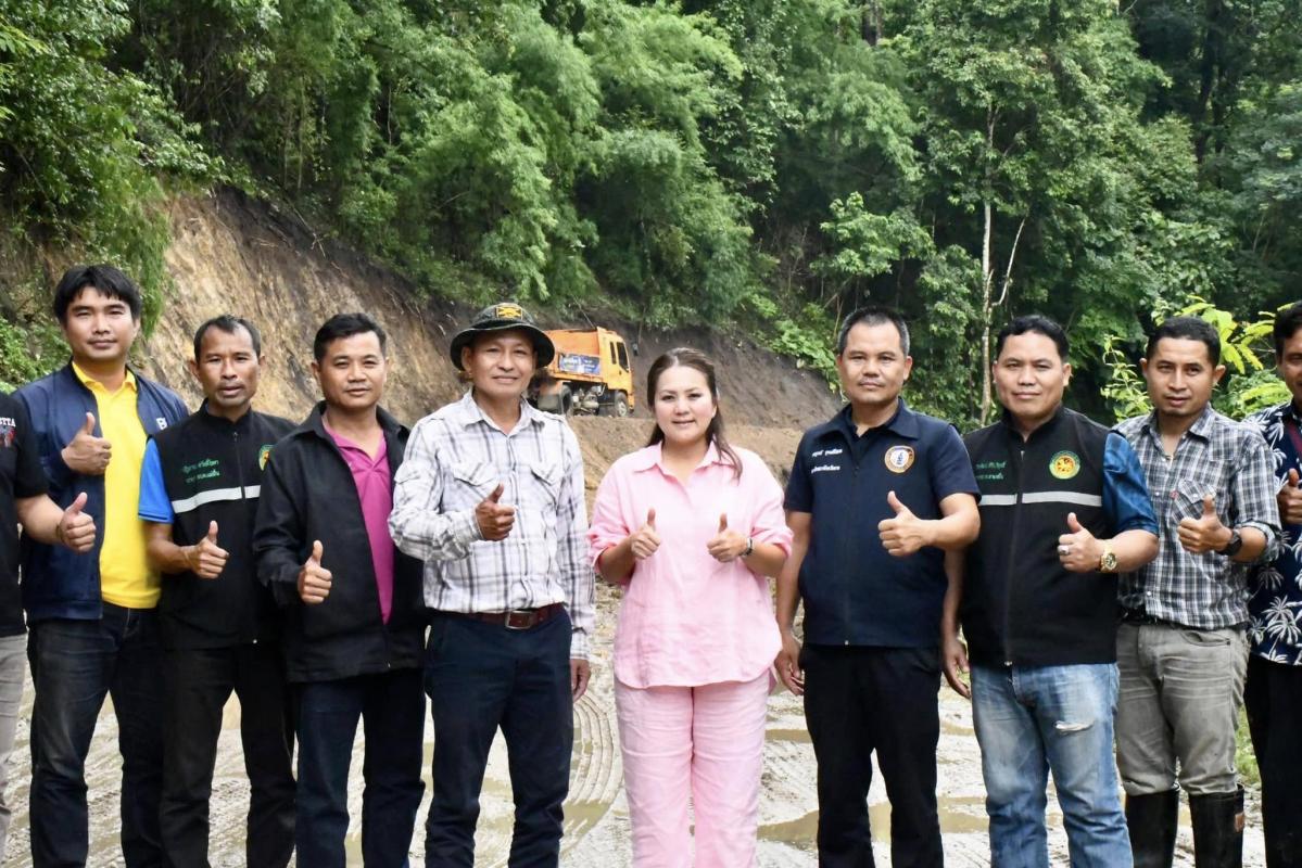 นายกจอย (นายก อบจ.ตาก) สนับสนุนเครื่องจักรกลพร้อมน้ำมันเชื้อเพลิง 60,000 บาท ในพื้นที่ ต.แม่ตื่น อ.แม่ระมาด จ.ตาก 