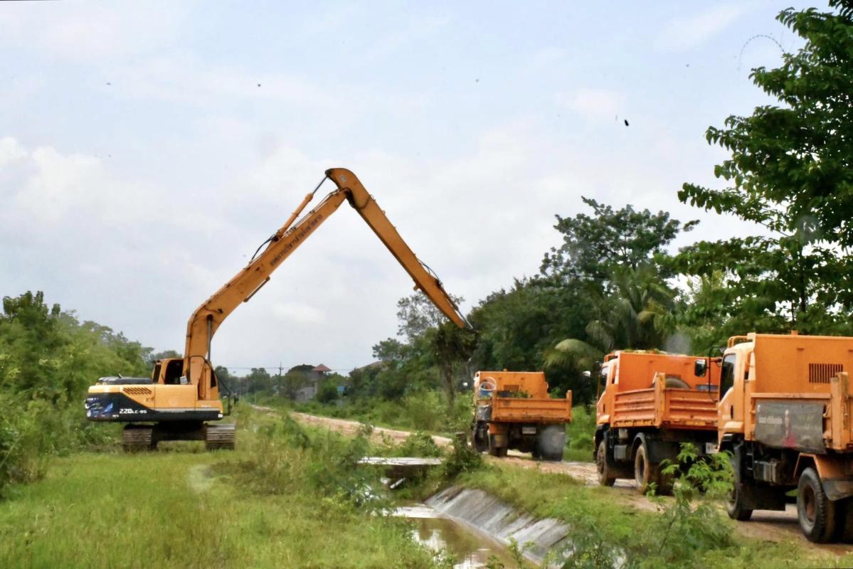 นายกจอย (นายก อบจ.ตาก) สนับสนุนเครื่องจักรกล ขุดลอกคลองบริเวณ ถนนแม่สอด-แม่ตาว 