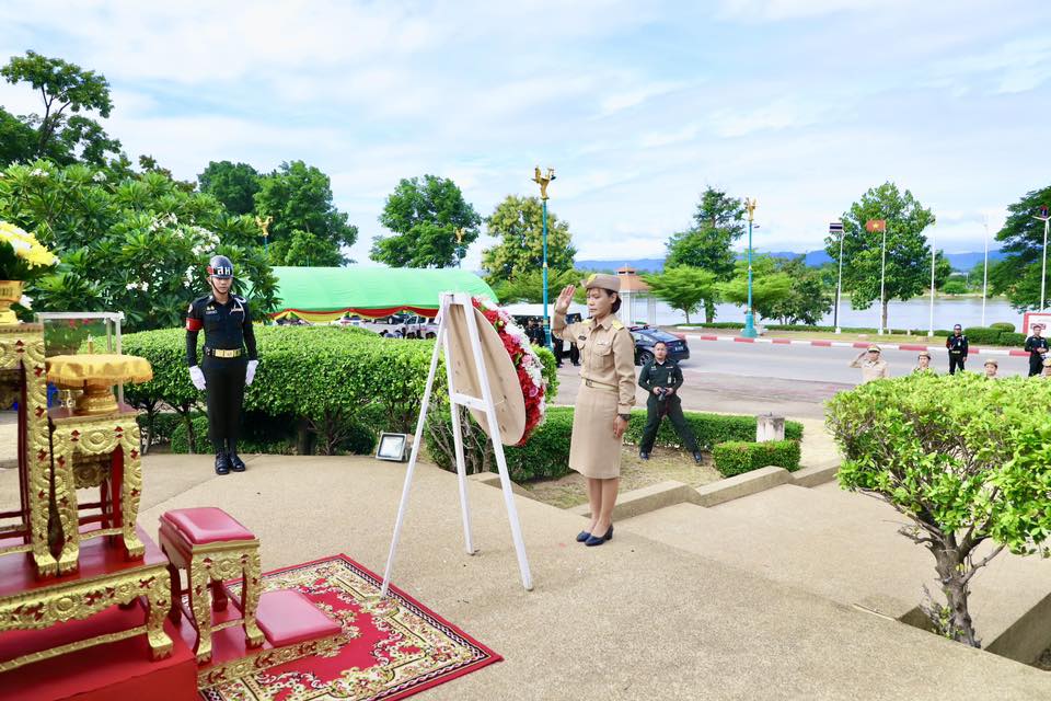 ร่วมวางพวงมาลาอนุสาวรีย์ จอมพล ถนอม กิตติขจร ณ สวนสาธารณะริมแม่น้ำปิง