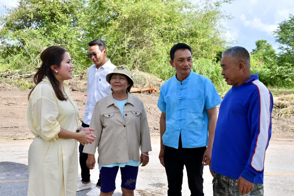 นายกจอย (นายก อบจ.ตาก) ลงพื้นที่ตรวจติดตามงานขุดลอกร่องเหมืองในพื้นที่ ต.หนองบัวใต้ อ.เมืองตาก