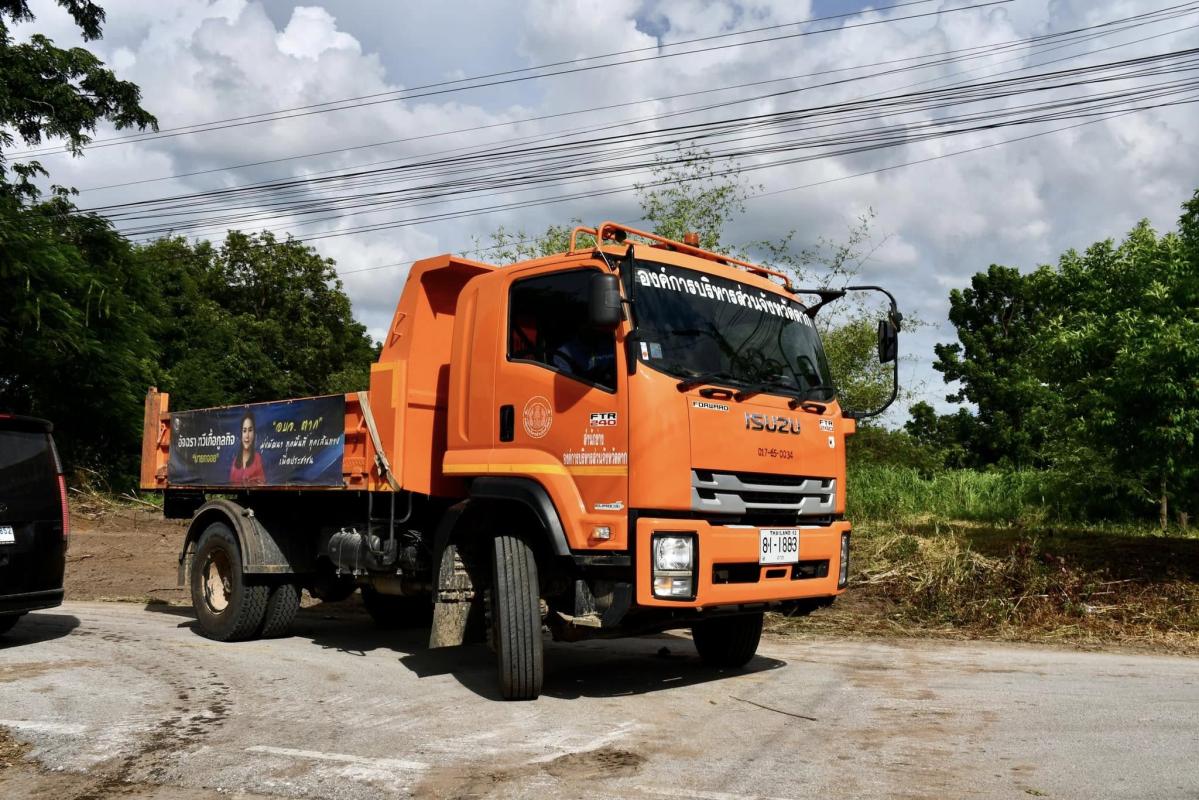 นายกจอย (นายก อบจ.ตาก) ลงพื้นที่ตรวจติดตามงานขุดลอกร่องเหมืองในพื้นที่ ต.หนองบัวใต้ อ.เมืองตาก