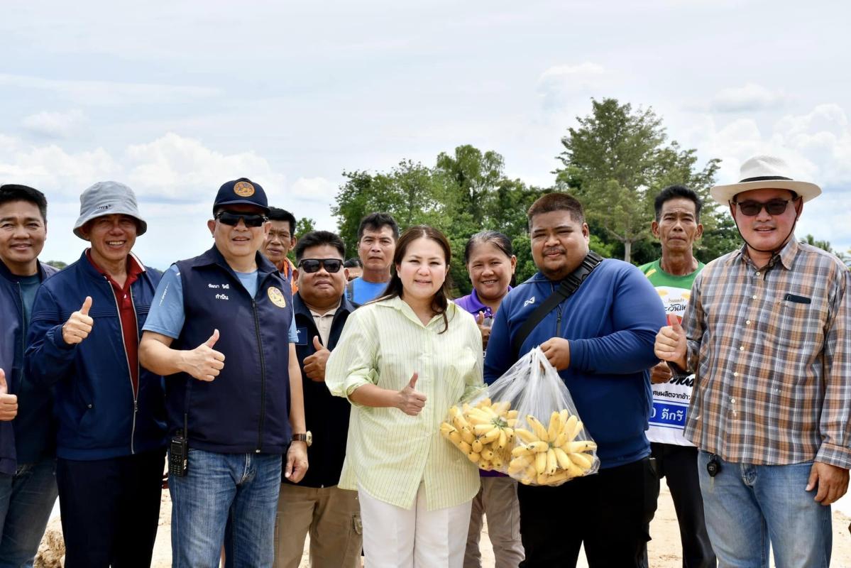 นายกจอย (นายก อบจ. ตาก) ลงพื้นที่ตรวจสอบ พร้อมนำรถเครื่องจักรกลเข้าช่วยเสริมคันดิน บรรเทาความเดือดร้อนของพี่น้องประชาชน ในพื้นที่ ต.วังหมัน และต.ยกกระบัตร อ.สามเงา