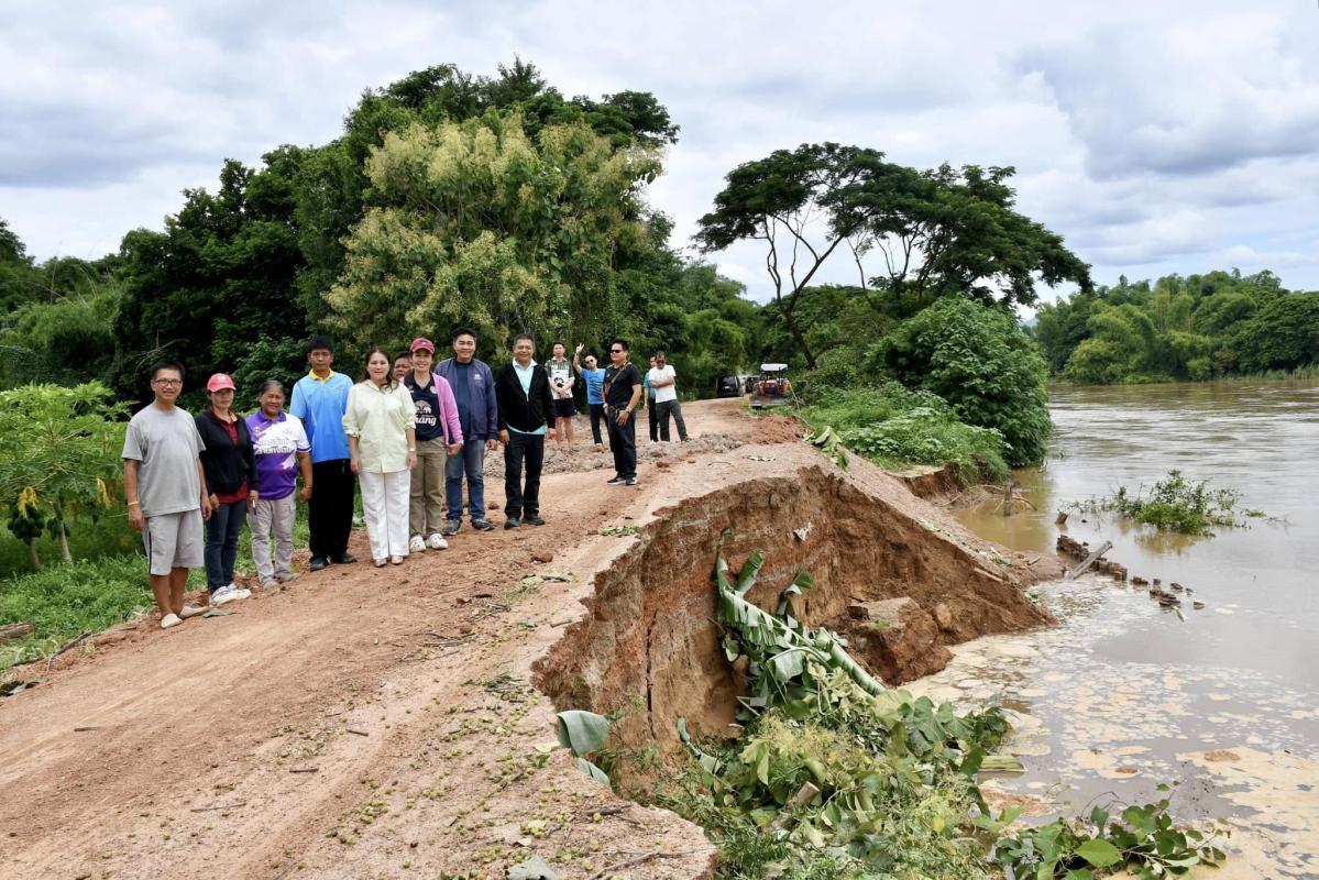 นายกจอย (นายก อบจ. ตาก) ลงพื้นที่ตรวจสอบ พร้อมนำรถเครื่องจักรกลเข้าช่วยเสริมคันดิน บรรเทาความเดือดร้อนของพี่น้องประชาชน ในพื้นที่ ต.วังหมัน และต.ยกกระบัตร อ.สามเงา