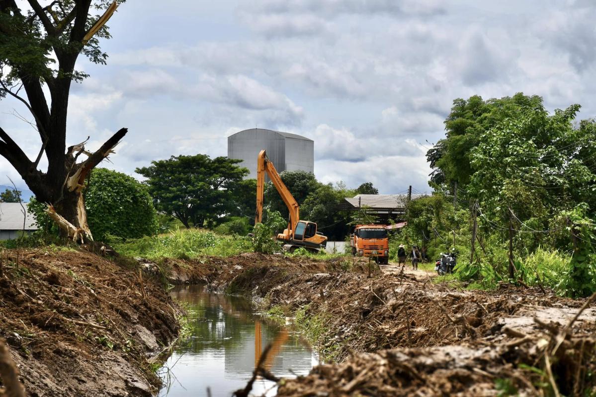 นายกจอย (นายก อบจ.ตาก) สนับสนุนเครื่องจักรพร้อมน้ำมันเชื้อเพลิง งบประมาณ 50,000 บาท ในพื้นที่ ต.แม่ตาว อ.แม่สอด 