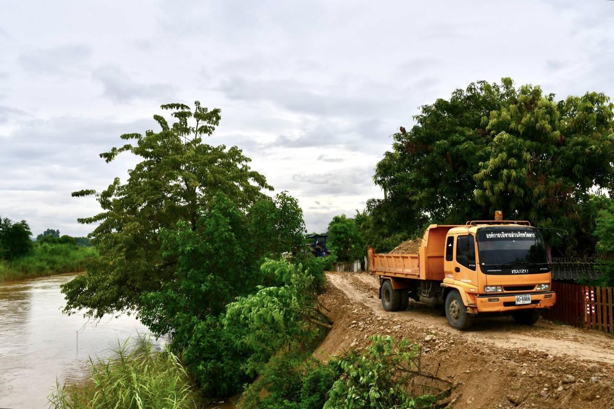 นายกจอย (นายก อบจ.ตาก) ลงพื้นที่ตรวจติดตามโครงการปรับปรุงถนนโดยซ่อมแซมเป็นผิวทางแอสฟัลท์ติกคอนกรีต ในพื้นที่ อ.สามเงา จ.ตาก งบประมาณ 1,350,000 บาท 