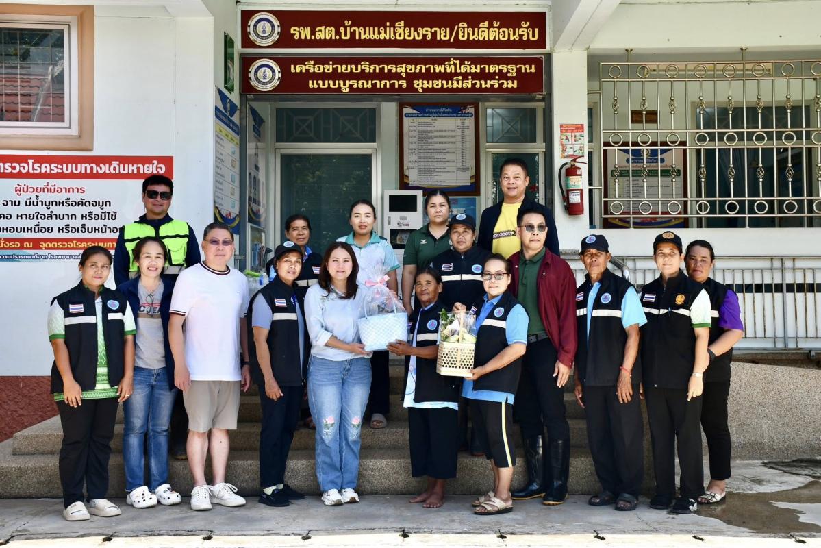 นากจอย (นายก อบจ.ตาก) ลงพื้นที่มอบชุดยาสามัญประจำบ้านให้กับประชาชนที่ได้รับผลกระทบน้ำท่วม ในพื้นที่บ้านแม่เชียงราย อ.สามเงา
