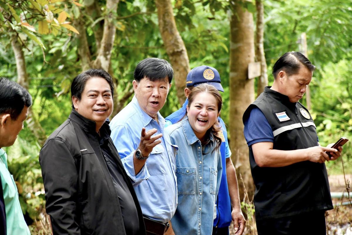 นายกจอย (นายก อบจ.ตาก) สนับสนุนเครื่องจักรกลพร้อมน้ำมันเชื้อเพลิง 200,000 บาท ปรับปรุงถนนการเกษตรในพื้นที่ ต.รวมไทยพัฒนา อ.พบพระ 