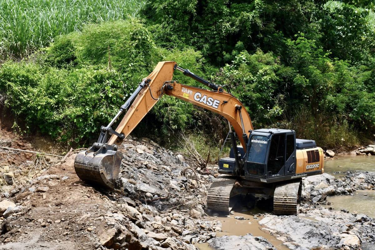 นายกจอย (นายก อบจ.ตาก) สนับสนุนเครื่องจักรกลพร้อมน้ำมันเชื้อเพลิง 50,000 บาท ขุดลอกลำห้วยในพื้นที่ ต.แม่กุ อ.แม่สอด