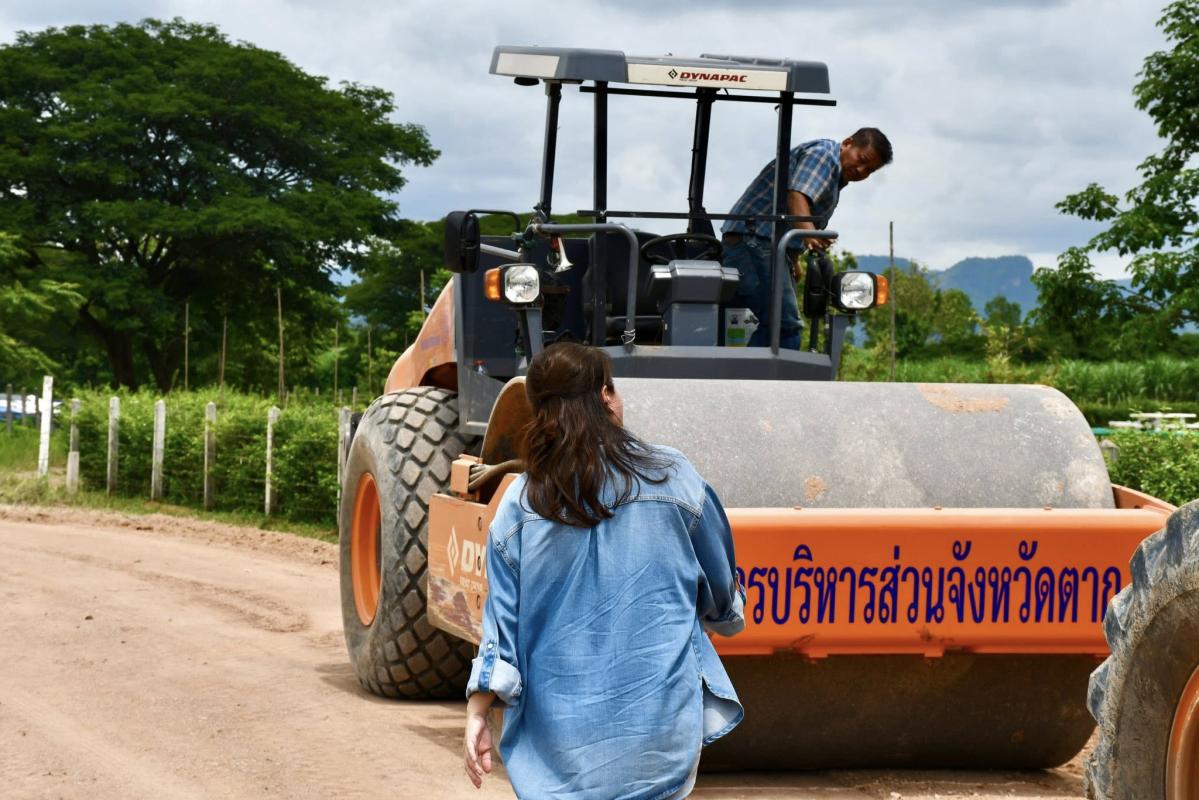 นายกจอย (นายก อบจ.ตาก) สนับสนุนเครื่องจักรกลพร้อมน้ำมันเชื้อเพลิง 50,000 บาท ซ่อมแซมถนนการเกษตรในพื้นที่ ต.แม่ตาว และแม่กุ อ.แม่สอด 