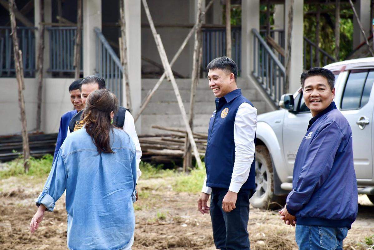 นายกจอย (นายก อบจ.ตาก) ตรวจความเรียบร้อยของเครื่องจักรกลในการขุดลอกคลองในพื้นที่ ต.แม่ตาว อ.แม่สอด งบประมาณ 50,000 บาท