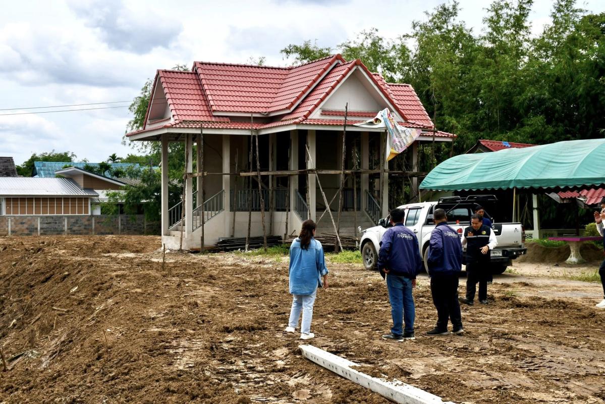 นายกจอย (นายก อบจ.ตาก) ตรวจความเรียบร้อยของเครื่องจักรกลในการขุดลอกคลองในพื้นที่ ต.แม่ตาว อ.แม่สอด งบประมาณ 50,000 บาท