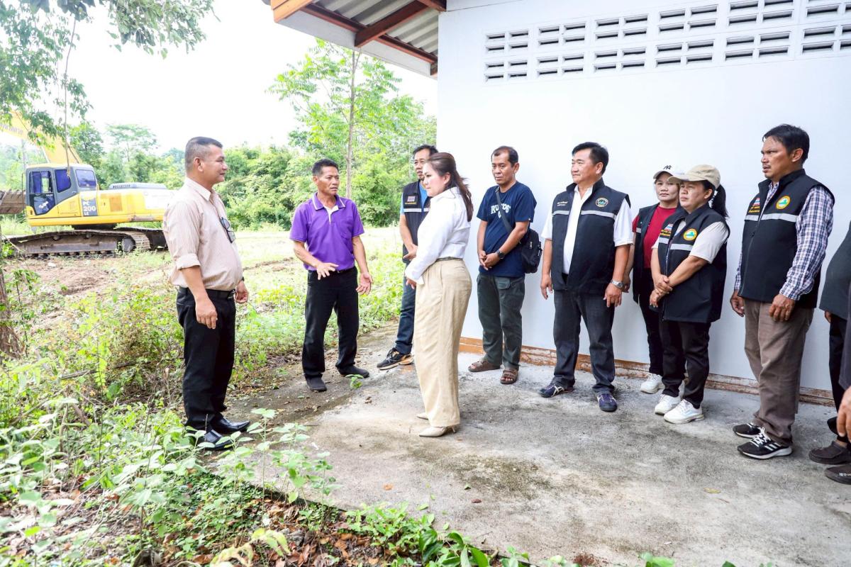 นายกจอย (นายก อบจ.ตาก) ลงพื้นที่ตรวจติดตามการทำงานของเครื่องจักร งานปรับปรุงภูมิทัศน์ บริเวณสุสาน บ้านดงยาง ม.1 ต.ทุ่งกระเชาะ อ.บ้านตาก 