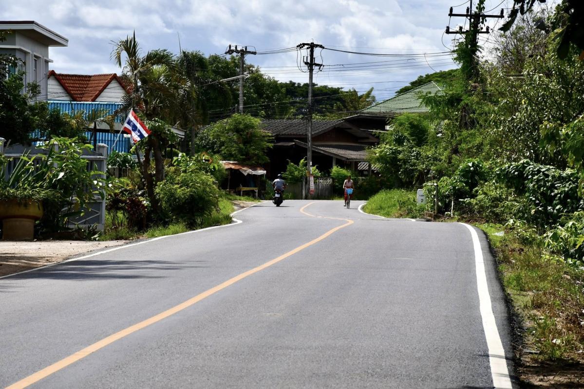 นายกจอย (นายก อบจ.ตาก) ตรวจความเรียบร้อยของโครงการปรับปรุงถนนโดยซ่อมแชมเป็นผิวทางแอสฟัลท์ติกคอนกรีต (Overlay)ในพื้นที่ ต.แม่กุ - ต.แม่ตาว อ.แม่สอด งบประมาณ 1,219,800 บาท 