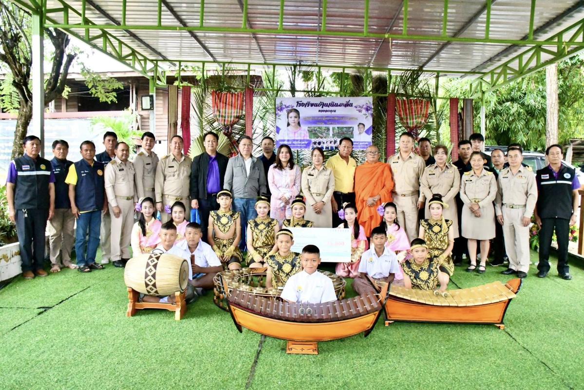 อบจ.ตาก มอบสื่อการเรียนการสอน โรงเรียนบ้านเนินมะลื่น งบประมาณ 75,000 บาท