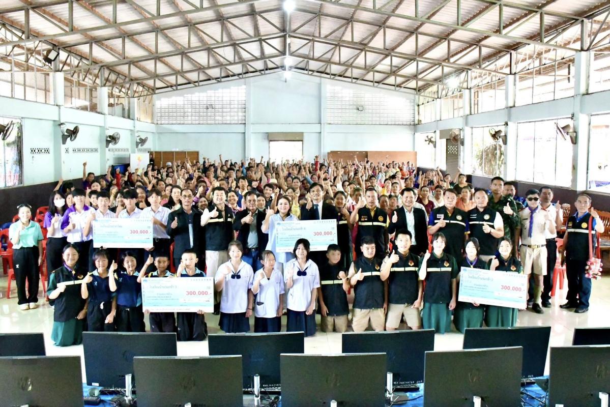 นายก อบจ.ตาก (นายกจอย) สนับสนุนงบประมาณจัดซื้อพร้อมส่งมอบสื่อการเรียนการสอนให้แก่โรงเรียน 4 โรงเรียนในเขต อ.พบพระ งบประมาณรวม 1,200,000 บาท ณ โรงเรียนบ้านร่มเกล้า 2 อ.พบพระ