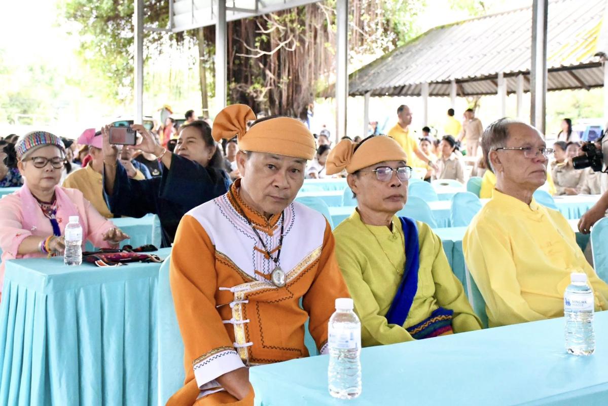 อบจ.ตาก มอบสื่อการเรียนการสอนงบประมาณ 520,000 บาท ให้โรงเรียนบ้านแม่ตาว