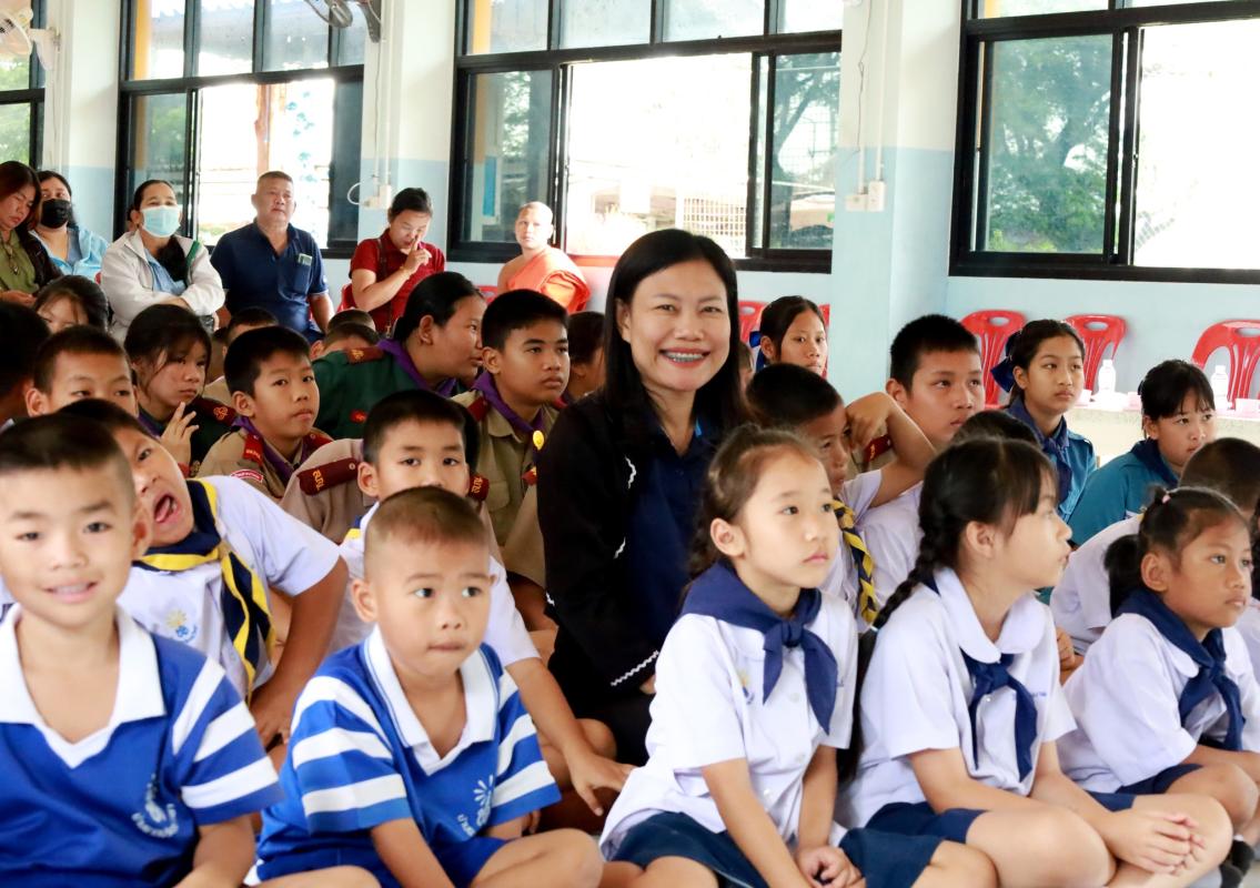 อบจ.ตาก สนับสนุนงบประมาณ 200,000 บาท มอบสื่อการเรียนการสอนแก่โรงเรียนบ้านตากประถมวิทยาคม อำเภอบ้านตาก ”