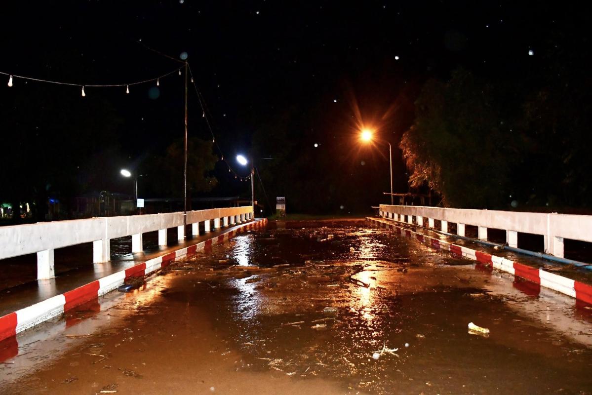 นายกจอย ลงพื้นที่สำรวจความเสียหายบ้านเรือนของพี่น้องประชาชนในพื้นที่ตำบลทุ่งกระเชาะ อำเภอบ้านตาก จากสถานการณ์ น้ำท่วม