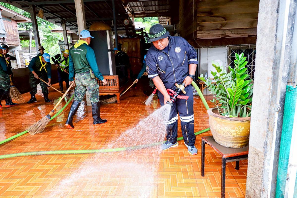 นายกจอย นำทีม ป้องกันและบรรเทาสาธารณภัย อบจ.ตาก ร่วมทำความสะอาดพื้นที่ตำบลทุ่งกระเชาะ อำเภอบ้านตาก หลังน้ำลด