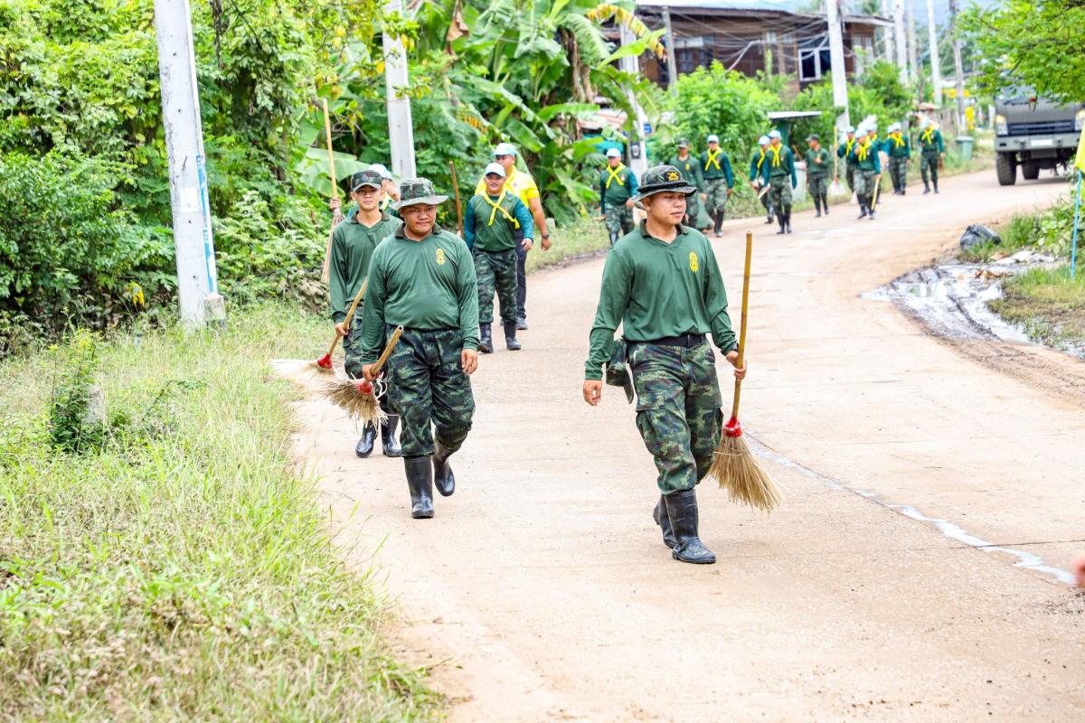 นายกจอย นำทีม ป้องกันและบรรเทาสาธารณภัย อบจ.ตาก ร่วมทำความสะอาดพื้นที่ตำบลทุ่งกระเชาะ อำเภอบ้านตาก หลังน้ำลด