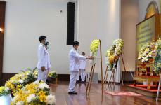 พิธีวางพวงมาลาและถวายบังคม เบื้องหน้าพระบรมฉายาลักษณ์ พระบาทสมเด็จพระบรมชนกาธิเบศ มหาภูมิพลอดุลยเดชมหาราช บรมนาถบพิตร 