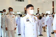 พิธีวางพวงมาลาและถวายบังคม เบื้องหน้าพระบรมฉายาลักษณ์ พระบาทสมเด็จพระบรมชนกาธิเบศ มหาภูมิพลอดุลยเดชมหาราช บรมนาถบพิตร 