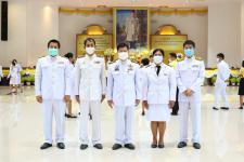 พิธีวางพวงมาลาและถวายบังคม เบื้องหน้าพระบรมฉายาลักษณ์ พระบาทสมเด็จพระบรมชนกาธิเบศ มหาภูมิพลอดุลยเดชมหาราช บรมนาถบพิตร 