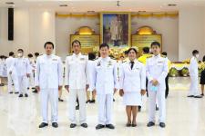 พิธีวางพวงมาลาและถวายบังคม เบื้องหน้าพระบรมฉายาลักษณ์ พระบาทสมเด็จพระบรมชนกาธิเบศ มหาภูมิพลอดุลยเดชมหาราช บรมนาถบพิตร 