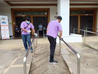 ดำเนินการทำความสะอาด บริเวณพื้นที่โดยรอบห้องประชุมองค์การบริหารส่วนจังหวัดตาก เพื่อป้องกันการแพร่ระบาดของโรคติดเชื้อไวรัสโคโรนา 2019 ในระหว่างวันรับสมัครเลือกตั้ง 