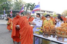 พิธีทำบุญตักบาตรถวายพระราชกุศล เนื่องในวันคล้ายวันพระบรมราชสมภพ พระบาทสมเด็จพระบรมชนกาธิเบศร มหาภูมิพลอดุลยเดชมหาราช บรมนาถบพิตร วันชาติ และวันพ่อแห่งชาติ 5 ธันวาคม 2563