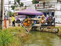 ลงพื้นที่ตรวจจุดติดตั้งเครื่องสูบน้ำและติดตามสถานการณ์น้ำท่วม ในพื้นที่ตำบลหัวเดียด และในพื้นที่บริเวณชุมชนหนองหลวง หลังศาลตากสิน
