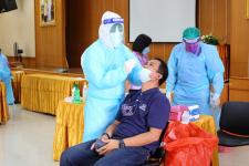นายก อบจ.ตาก จัดโครงการตรวจคัดกรองด้วยชุดตรวจ Antigen Test Kit (ATK) ของบุคลากรองค์การบริหารส่วนจังหวัดตาก