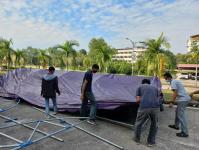 ดำเนินการจัดเตรียมสถานที่และทำความสะอาดฉีดพ่นน้ำยาแอลกอฮอร์ บริเวณห้องประชุมองค์การบริหารส่วนจังหวัดตาก เพื่อรองรับการฉีดวัคซีนป้องกันโรคติดเชื้อไวรัสโคโรนา 2019 (Moderna เข็มที่ 2)