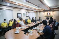 เข้าร่วมรับฟัง การนำเสนอรายละเอียด เทคโนโลยีด้านการสื่อสาร ที่สามารถนำมาใช้ในการบริหารจัดการองค์กร การประชาสัมพันธ์ การวางระบบควบคุมต่างๆ