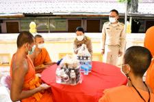 พระบาทสมเด็จพระเจ้าอยู่หัว ทรงโปรดเกล้าโปรดกระหม่อมให้ถวายภัตตาหารเพล และสิ่งของพระราชทานแด่ พระภิกษุสามเณรในการสอบบาลีสนามหลวง ครั้งที่ 1