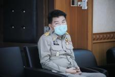 นายกองค์การบริหารส่วนจังหวัดตาก กล่าวต้อนรับ พร้อมมอบของที่ระลึก ให้กับคณะสำนักงาน ป.ป.ช. ประจำจังหวัดตาก ในการติดตามโครงการ STRONG-จิตพอเพียงต้านทุจริต จังหวัดตาก