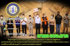 นายกองค์การบริหารส่วนจังหวัดตาก ในฐานะผู้อำนวยการอุทยานธรณีไม้กลายเป็นหินตาก พร้อมด้วยผู้บริหาร และหัวหน้าส่วนการงานองค์การบริหารส่วนจังหวัดตาก ร่วมเป็นสักขีพยานในการวัดความยาวของไม้กลายเป็นหินหลุมที่ 1 ร่วมกับกรมทรัพยากรธรณี ณ อุทยานแห่งชาติดอยสอยมาลัย-ไ
