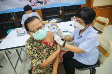 นายณัฐวุฒิ ทวีเกื้อกูลกิจ นายกองค์การบริหารส่วนจังหวัดตาก และ ว่าที่ ดร.ฑีฆะพล ทวีเกื้อกูลกิจ รองนายกองค์การบริหารส่วนจังหวัดตาก พร้อมคณะผู้บริหารและหัวหน้าส่วนราชการ ร่วมเป็นกำลังใจให้กับพี่น้องประชาชนที่เข้ามารับบริการฉีดวัคซีนโมเดอนา
