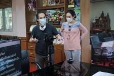 นายกองค์การบริหารส่วนจังหวัดตากให้สัมภาษณ์และบันทึกเทปวีดิทัศน์ เพื่อจัดทำสื่อเผยแพร่ประชาสัมพันธ์การบันทึกสถิติโลกไม้กลายเป็นหินที่ยาวที่สุดในโลกจาก Guinness World Records (GWR)