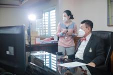นายกองค์การบริหารส่วนจังหวัดตากให้สัมภาษณ์และบันทึกเทปวีดิทัศน์ เพื่อจัดทำสื่อเผยแพร่ประชาสัมพันธ์การบันทึกสถิติโลกไม้กลายเป็นหินที่ยาวที่สุดในโลกจาก Guinness World Records (GWR)