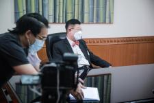 นายกองค์การบริหารส่วนจังหวัดตากให้สัมภาษณ์และบันทึกเทปวีดิทัศน์ เพื่อจัดทำสื่อเผยแพร่ประชาสัมพันธ์การบันทึกสถิติโลกไม้กลายเป็นหินที่ยาวที่สุดในโลกจาก Guinness World Records (GWR)