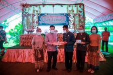 องค์การบริหารส่วนจังหวัดตาก ร่วมรดน้ำดำหัวและขอพร นายณัฐวุฒิ ทวีเกื้อกูลกิจ นายกองค์การบริหารส่วนจังหวัดตากและนางกฤตินี ทวีเกื้อกูลกิจ
