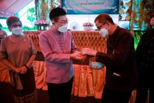 องค์การบริหารส่วนจังหวัดตาก ร่วมรดน้ำดำหัวและขอพร นายณัฐวุฒิ ทวีเกื้อกูลกิจ นายกองค์การบริหารส่วนจังหวัดตากและนางกฤตินี ทวีเกื้อกูลกิจ