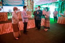 องค์การบริหารส่วนจังหวัดตาก ร่วมรดน้ำดำหัวและขอพร นายณัฐวุฒิ ทวีเกื้อกูลกิจ นายกองค์การบริหารส่วนจังหวัดตากและนางกฤตินี ทวีเกื้อกูลกิจ