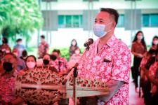 องค์การบริหารส่วนจังหวัดตาก ร่วมรดน้ำดำหัวและขอพร นายณัฐวุฒิ ทวีเกื้อกูลกิจ นายกองค์การบริหารส่วนจังหวัดตากและนางกฤตินี ทวีเกื้อกูลกิจ
