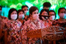 องค์การบริหารส่วนจังหวัดตาก ร่วมรดน้ำดำหัวและขอพร นายณัฐวุฒิ ทวีเกื้อกูลกิจ นายกองค์การบริหารส่วนจังหวัดตากและนางกฤตินี ทวีเกื้อกูลกิจ
