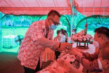 องค์การบริหารส่วนจังหวัดตาก ร่วมรดน้ำดำหัวและขอพร นายณัฐวุฒิ ทวีเกื้อกูลกิจ นายกองค์การบริหารส่วนจังหวัดตากและนางกฤตินี ทวีเกื้อกูลกิจ
